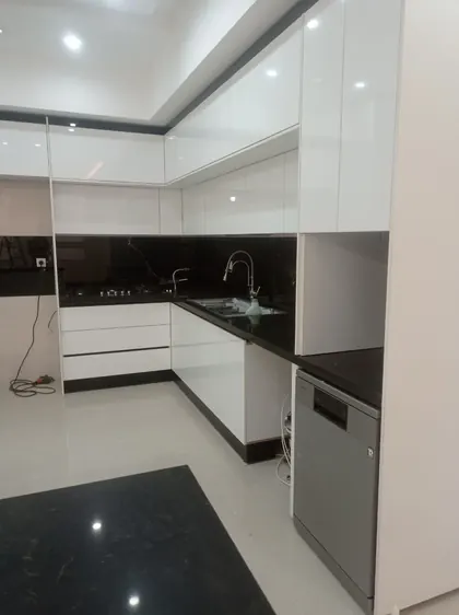 کابینت بدون دستگیره با صفحه کورین مشکی