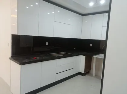 کابینت آشپزخانه مینیمال بدون دستگیره با صفحه مشکی