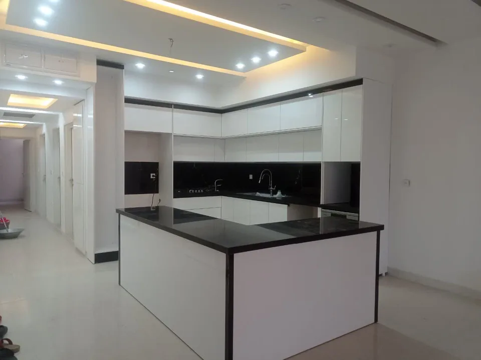 کابینت آشپزخانه مدرن سفید و مشکی با جزیره — اجرای اوج نما در یزد