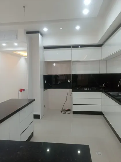 کابینت آشپزخانه سفید و مشکی با خطوط مینیمال